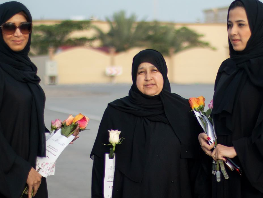 Read more about the article استقبال الأمهات بالورد بمناسبه يوم الأم